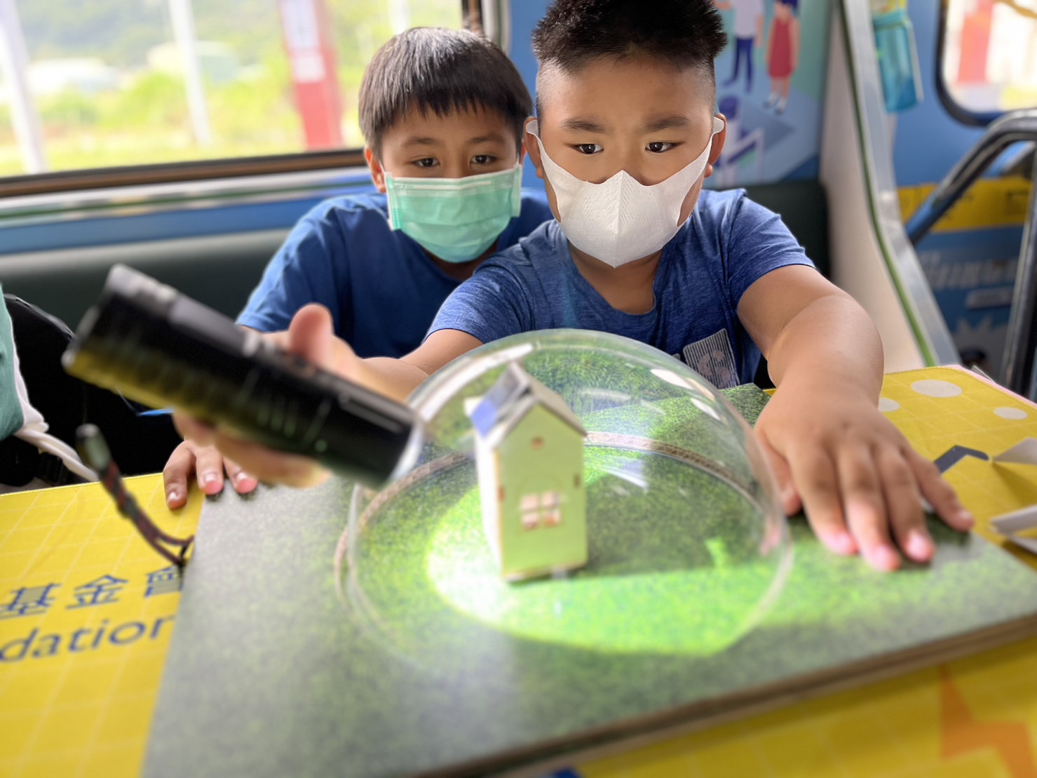 G22恒峰參與基礎科學主題車廂，以STEAM教學精神，設計「逐日科學家」、「太陽能工程師」以及「淨零建築師」三大能源科普課程和實驗